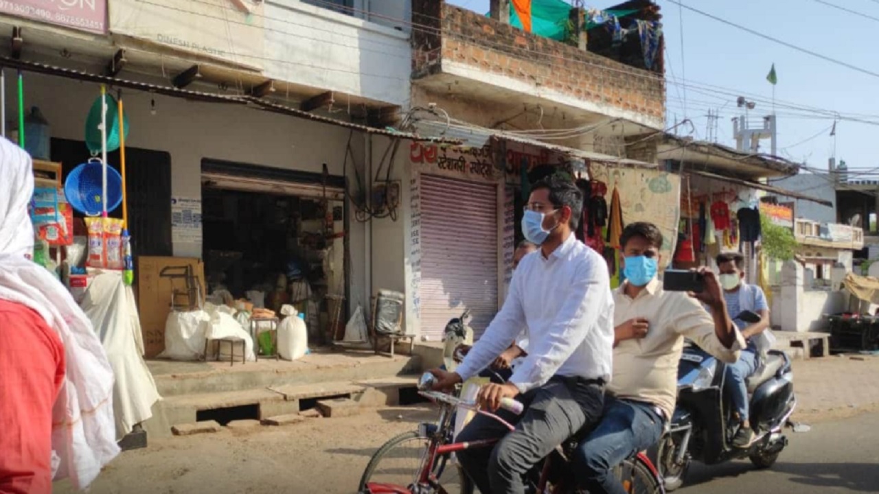 CHHATARPUR : साइकिल से शहर के भ्रमण पर निकले सीएमओ CHHATARPUR : साइकिल से शहर के भ्रमण पर निकले सीएमओ